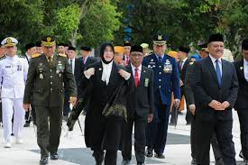  ibu elliza hadair pada upacara ziarah di makam pahlawan di gampong ateuk pahlawan