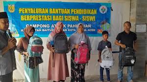 Pemerintah Gampong Ateuk Pahlawan Salurkan Bantuan Pendidikan untuk 70 Siswa/siswi Berprestasi